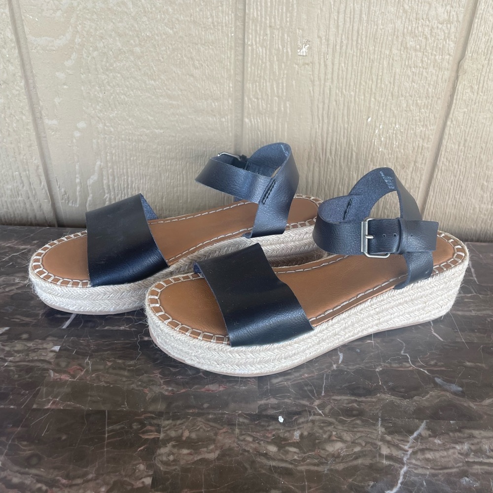Black DV platform sandals